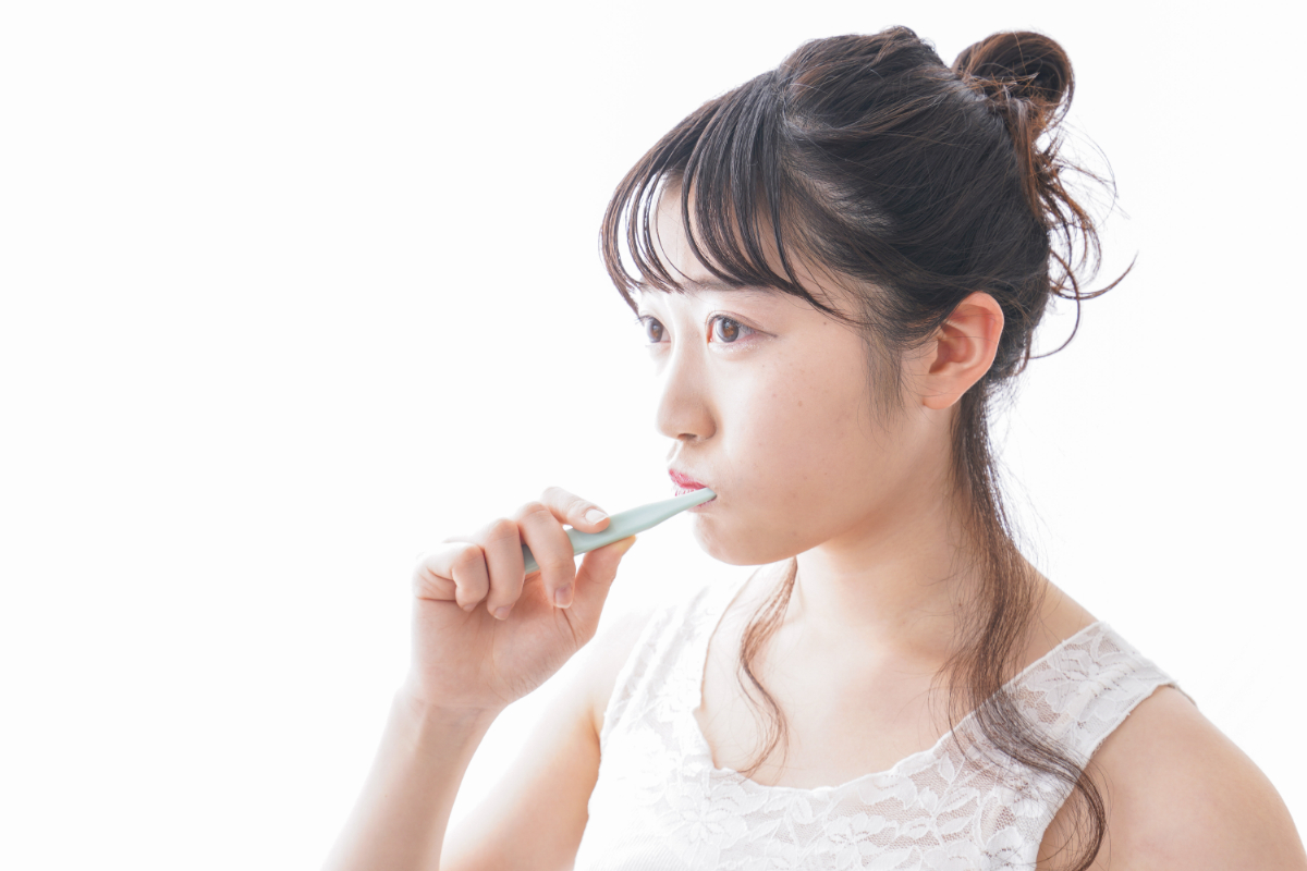 歯周病を予防するためにしっかりと歯磨きをする女性