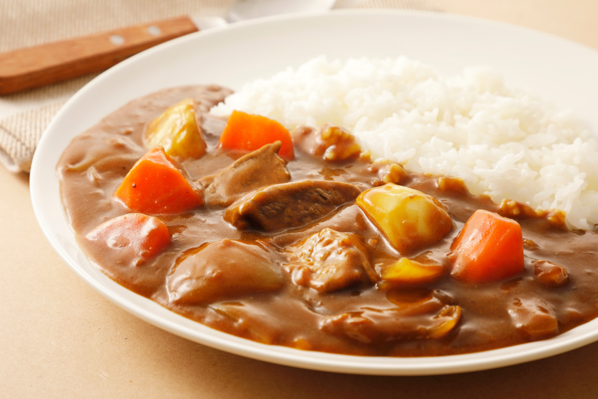 差し歯が変色する主な原因の一つであるカレー