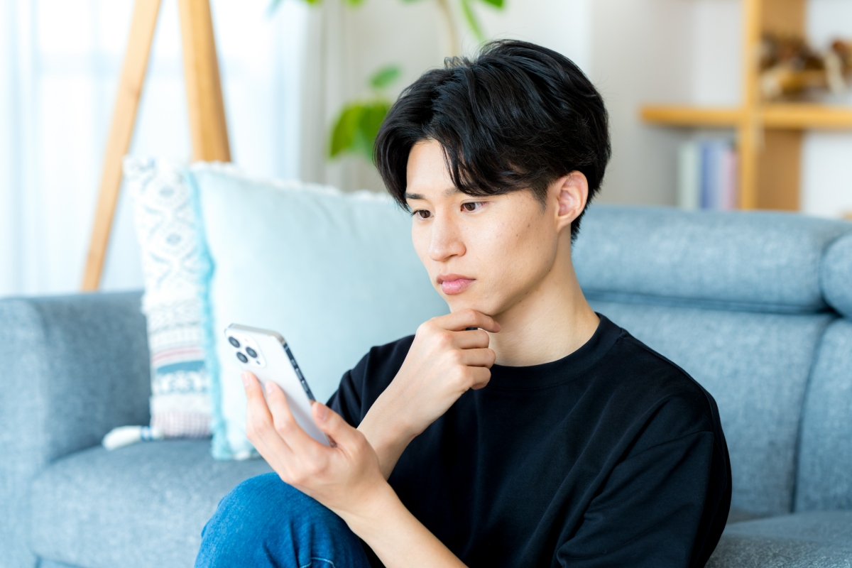 セラミックの色はどのように決めるのかを考えている男性