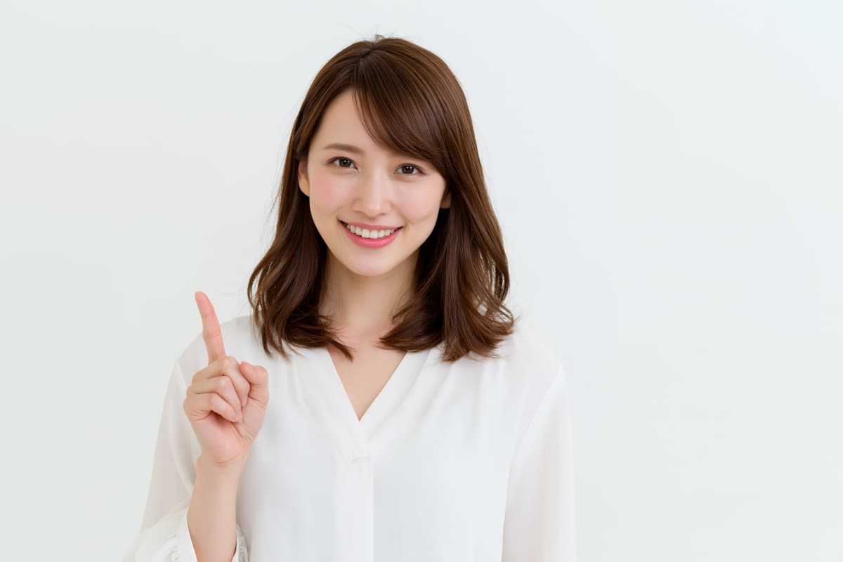 自費診療の白い歯と保険診療の白い歯の違いを伝える女性