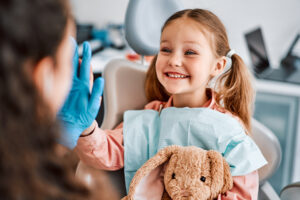 歯科医院で治療を受けて笑う少女