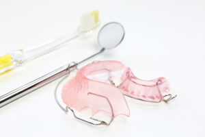 小児矯正で使用する器具と歯科用器具